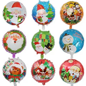 Vista dettagliata di vari palloncini natalizi in foil con Babbo Natale e pupazzi di neve