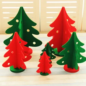 Pequeños árboles de Navidad de fieltro rojo y verde para decoración de mesa