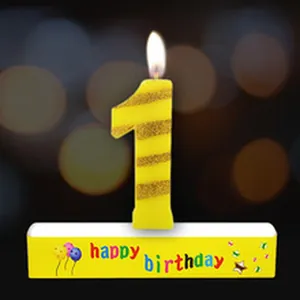 Bougie d'anniversaire numéro 1 jaune allumée avec rayures pailletées sur socle