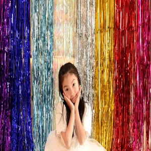 Dettaglio di tende sfrangiate laser colorate per sfondo festa di compleanno bambini