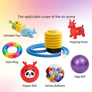 Pompe à pied avec tuyau bleu pour jouets gonflables et ballons de yoga.
