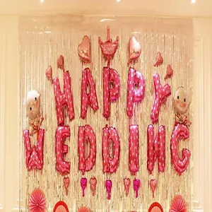 Vista dettagliata della tenda laser argento con palloncini rosa per matrimonio