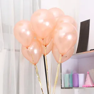 Elegantes globos de oro rosa agrupados para la decoración de bodas y fiestas hoy