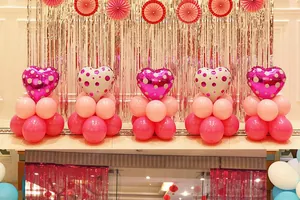 Tenda decorativa in lamina d'oro rosa e colonne di palloncini a cuore rosa per feste