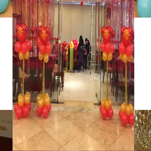 Tenda a frange con laser rosso e decorazione con palloncini a cuore per festa di compleanno.