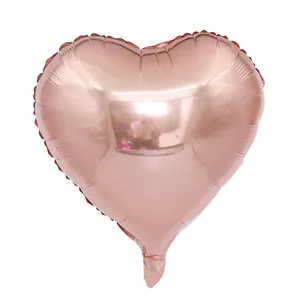 Primer plano de un globo de papel de aluminio de 18 pulgadas con forma de corazón rosa