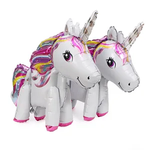 Vue détaillée d'un ballon licorne 3D autoportant en aluminium pour fête d'enfants