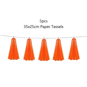 Set van 5 levendige oranje papieren kwastjes aan een wit touwtje voor feestdecoratie