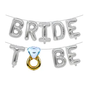 Detalle de globos de letras Bride To Be de 16 pulgadas con un globo de anillo de diamante.