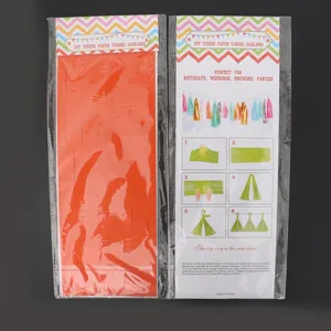 Detail van de verpakking van de oranje papieren kwastenslinger voor feestdecoraties