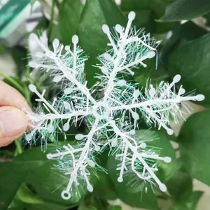 Weiße Kunststoff Weihnachten Schneeflocken Ornamente Lametta Glitzer Schneeflocke Hängende Dekorationen Für Weihnachtsbaum Hotel