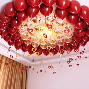 Detail van decoratieset voor bruiloften met rode en gouden ballonnen en hartjes