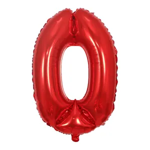 Vista detallada de un globo de papel de aluminio rojo de 32 pulgadas con forma de cero