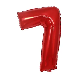 Primer plano de un globo rojo con el número 7 para decoraciones festivas de cumpleaños