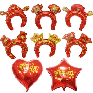 Rote und goldene Neujahrs-Folienballons mit traditionellen Wohlstandssymbolen