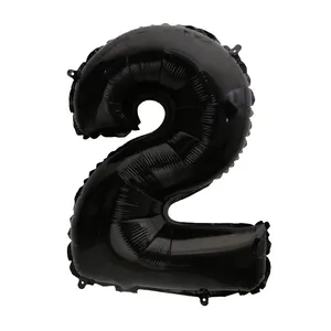 Primer plano de un globo de papel de aluminio negro número 2 de 32 pulgadas para fiestas