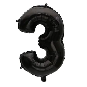 Detalle de un globo de papel de aluminio negro de 32 pulgadas con forma de número tres