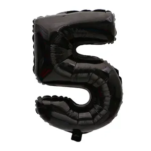 Primer plano de un globo de papel de aluminio negro de 32 pulgadas número 5 para fiestas