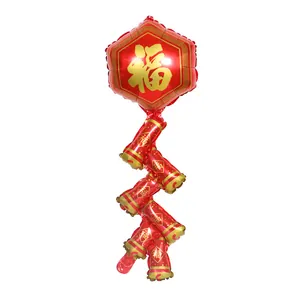 Festlicher rot-goldener Luftballon in Knallkörperform mit traditionellem Fu-Symbol