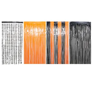 Cuatro estilos de cortinas de flecos para Halloween: murciélagos y rayas naranja y negro.