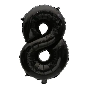 Primer plano de un globo de papel de aluminio negro número 8 de 32 pulgadas