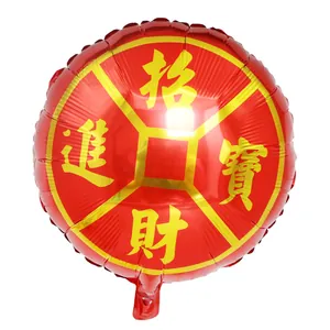 Detailansicht eines roten Folienballons mit goldenem Wohlstandsmuster