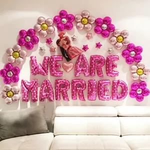 Bruiloft decoratie ballonnenset met roze WE ARE MARRIED letters en bloemen.