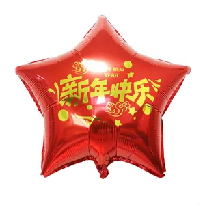 Roter sternförmiger Folienballon mit goldenem Happy New Year Schriftzug für Feiern
