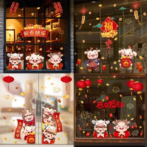 Traditionelle chinesische Neujahrs-Fensteraufkleber mit Kühen und roten Laternen