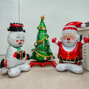 Ensemble de ballons de Noël debout avec Père Noël, sapin et bonhomme de neige pour fête.