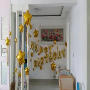 Χρυσά μπαλόνια 'Happy Birthday' με φούντες λέιζερ σε εορταστικό χώρο