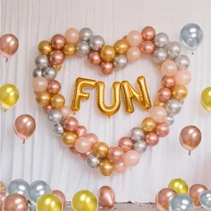Herzförmiger Ballonbogen mit metallischen Gold-, Silber- und Roségoldtönen für Feier