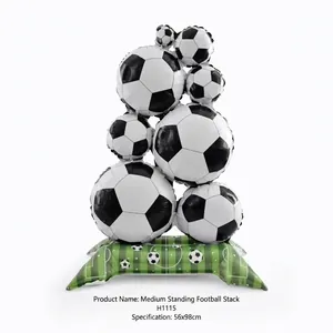 Vista dettagliata di una pila di palloncini da calcio gonfiabili per decorazioni feste