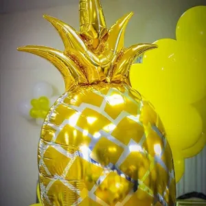 Primer plano detallato de un globo de papel de piña dorada para decoraciones de fiesta
