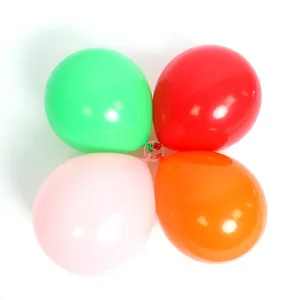 Dettaglio di quattro palloncini fissati con una clip per arco in plastica.