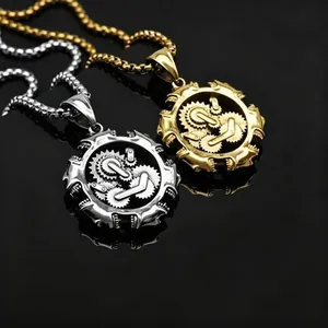 Dettaglio macro di ciondoli a ingranaggi steampunk oro e argento su fondo nero