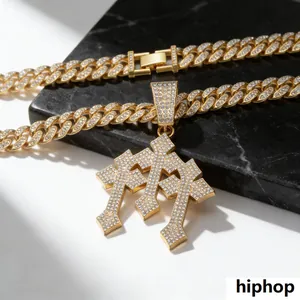 Hiphop Driedubbele Laag Kruis Hanger Halsketting Voor Heren Dames Zinklegering Iced Out Strass Cubaanse Schakelketting