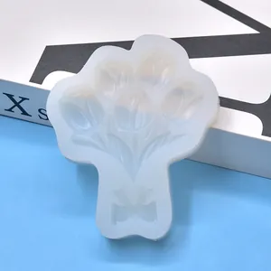 Détail d'un moule en silicone de qualité alimentaire en forme de bouquet de tulipes