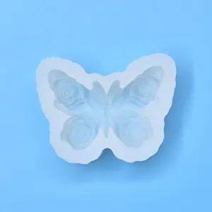 Dettaglio dello stampo in silicone a farfalla con motivi a rosa per candele fai da te