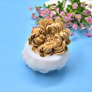 Détail du moule en silicone pivoine 3D montrant un résultat de fleur en chocolat