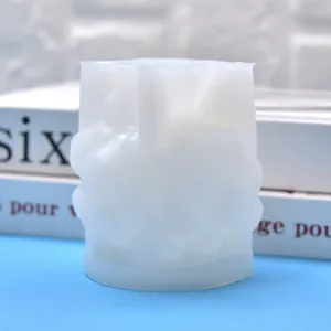 Gros plan détaillé d'un moule en silicone avec relief de tulipe 3D pour pâtisserie