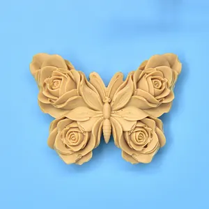 Dettaglio dello stampo in silicone a farfalla con decori a rosa