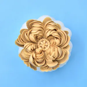 Vue détaillée du moule en silicone de pivoine 3D avec bougie à pétales brun clair