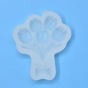 Vue détaillée du moule en silicone blanc en forme de bouquet de tulipes pour pâtisserie