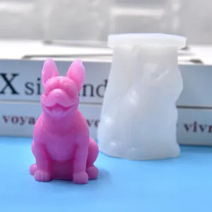Détail en gros plan d'un moule en silicone bouledogue français avec une bougie rose