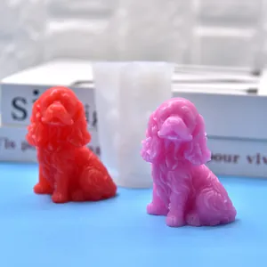 Détail de bougies en forme de chien rose et rouge faites avec des moules en silicone DIY