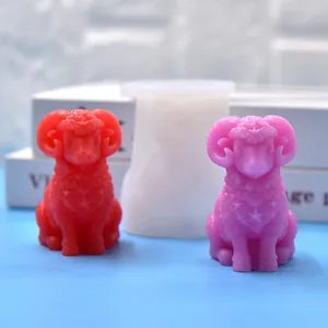 Vue détaillée du moule en silicone DIY chèvre et des figurines en cire colorées
