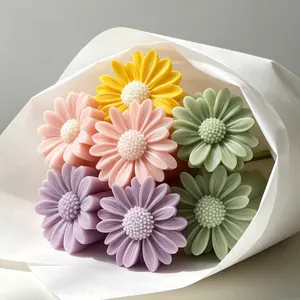 Detailansicht bunter DIY-Gänseblümchen-Kerzen aus einer hochwertigen Silikonform