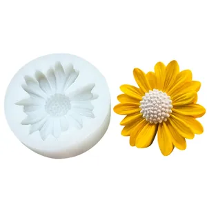 Weiße Silikonform Gänseblümchen mit fertigem gelbem Aromatherapie-Stein aus Gips