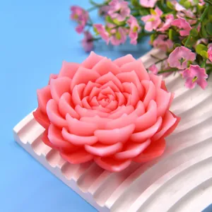 Vue détaillée d'une bougie en forme de lotus rose faite avec un moule en silicone.